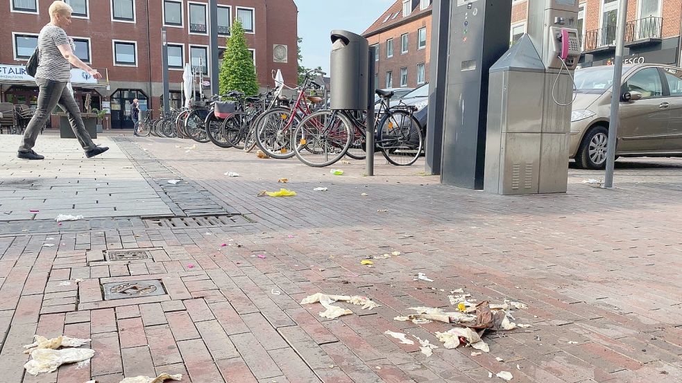 Donnerstagsmorgens herrscht oft kein schönes Bild auf dem Neuen Markt nachdem dort die Müllabfuhr war. Die Stadt appelliert nun an die Bürger, ihre Pflichten einzuhalten. Foto: Tomé