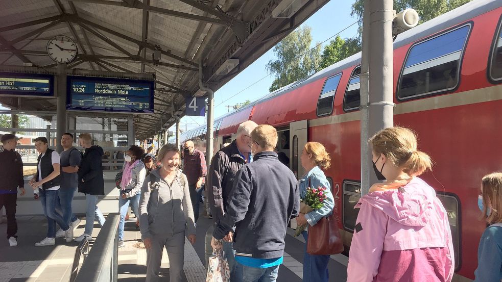 Der Eindruck täuscht: Am Leeraner Bahnhof stiegen in etwa so viele Leute aus wie ein. Foto: Mielcarek