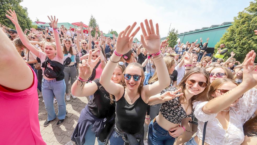 Vor der Malle-Stage herrschte richtige Ballermann-Stimmung. Auch das Wetter spielte mit. Foto: Hock