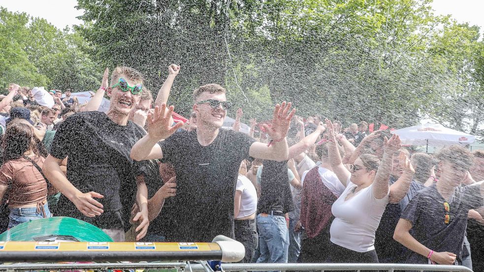 Abkühlung aus dem Wasserschlauch: Die Stimmung in Tange war gut. Die Polizei war zufrieden. Foto: Hock