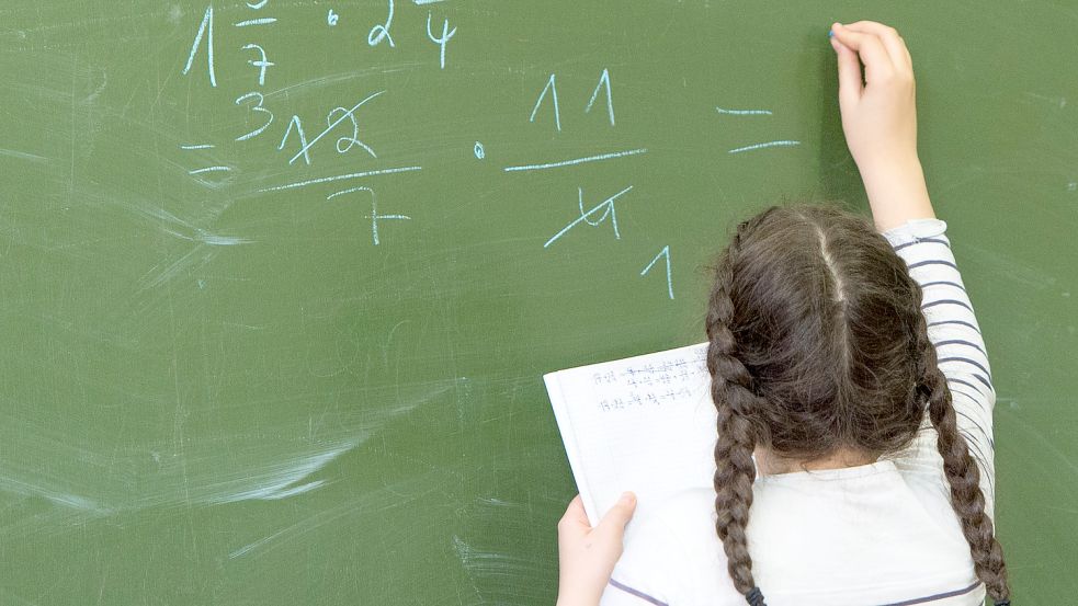Mädchen schneiden in Mathe häufig schlechter ab - zu Unrecht, sagen Wissenschaftler. Foto: Monika Skolimowska/dpa (Symbolfoto)