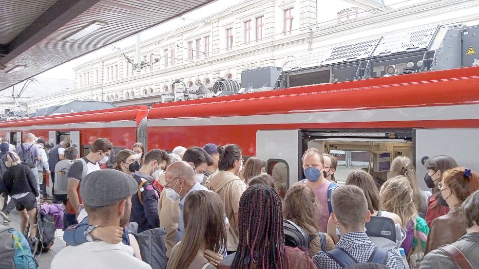 Das 9-Euro-Ticket führt zu starken Auslastungen auf einigen Bahnstrecken. Foto: imago-images/IPA Photo