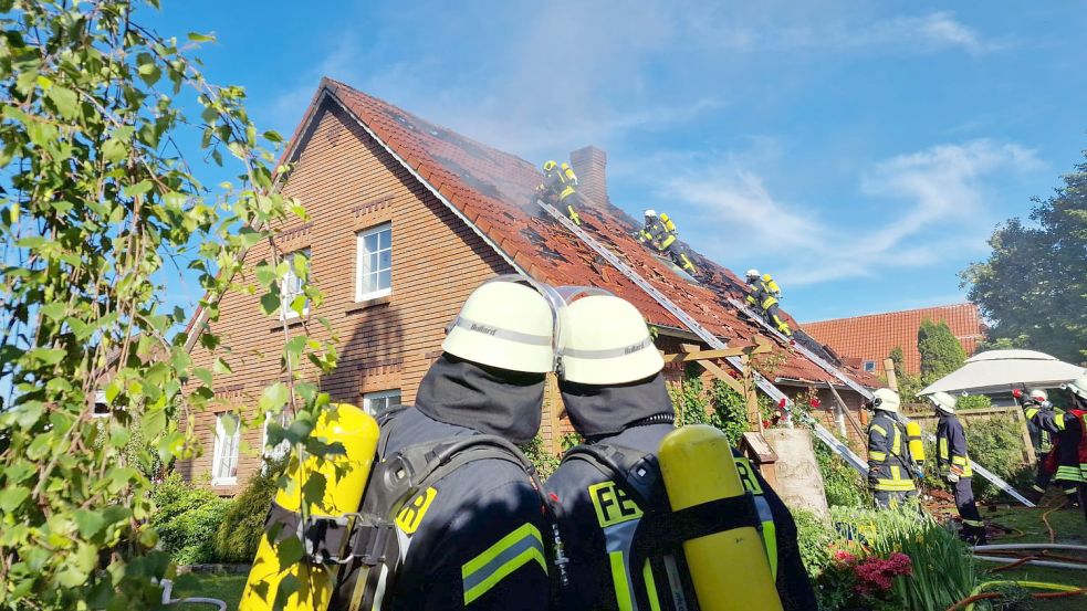 Die Glutnester befanden sich unter dem Dach. Fotos: Feuerwehr Wiegboldsbur