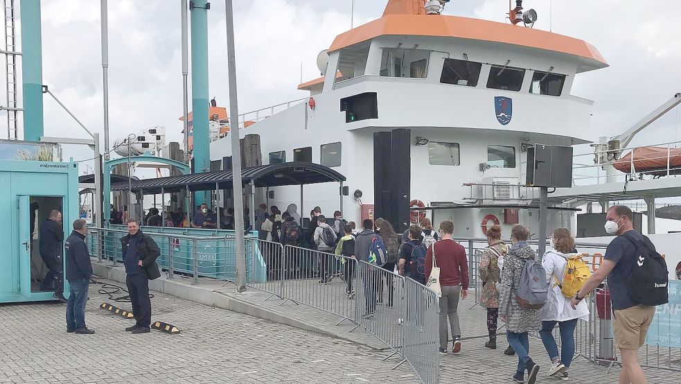 Die Fußgängerbrücke für das Betreten und Verlassen auf der Fähre nach Langeoog im Hafen Bensersiel kann wieder genutzt werden. Foto: Schifffahrt Langeoog