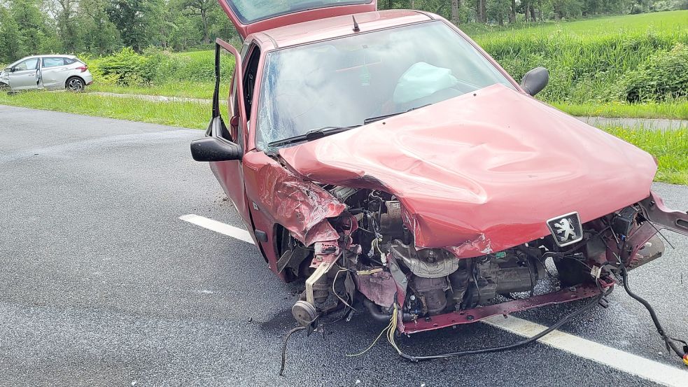 Sowohl das Auto des Unfallverursachers als auch das andere beteiligte Fahrzeug wurden schwer beschädigt. Foto: Wolters