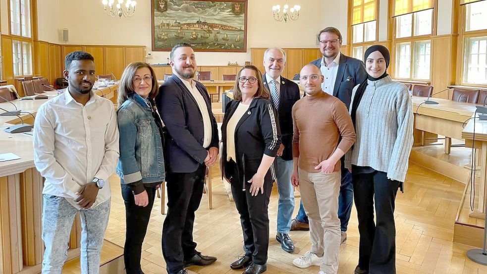 Vor kurzem fand die konstituierende Sitzung des Integrationsrates statt. Vorsitzende des Rats ist Necmiye Sann (Zweite von links), ihre Vertretung ist Dr. Ziad Attar (Vierter von rechts). Foto: Stadt Emden