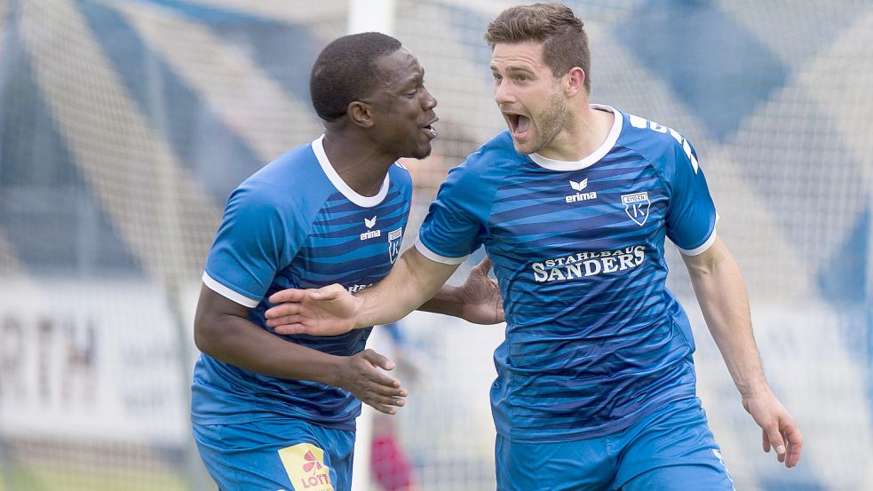 Nach dem Fallrückzieher-Traumtor von Tido Steffens (rechts) staunte auch Mitspieler Ayo Adeniran. Foto: Doden