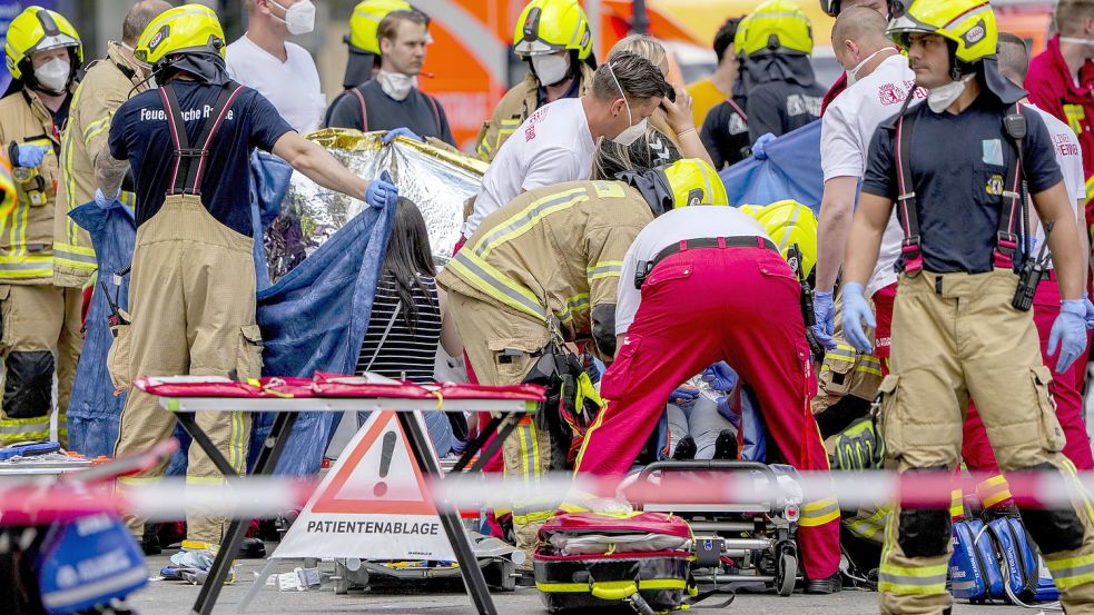 In Berlin-Charlottenburg wurden die Verletzten von Einsatzkräften der Feuerwehr und der Polizei versorgt. Foto: dpa/AP | Michael Sohn