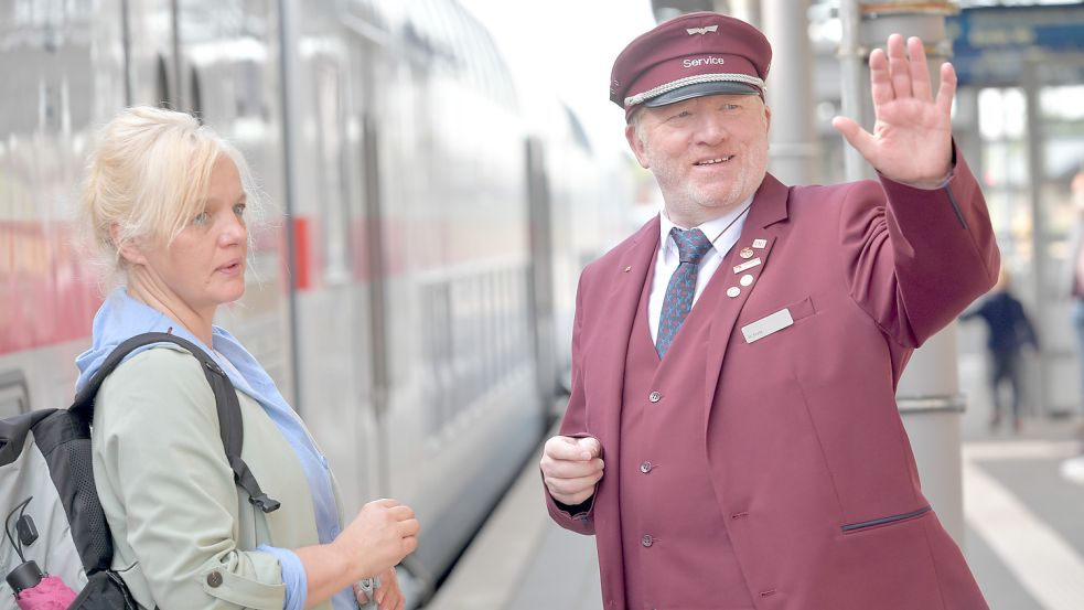 Heinz Korte kennt man auf dem Bahnhof in Leer. Foto: Ortgies