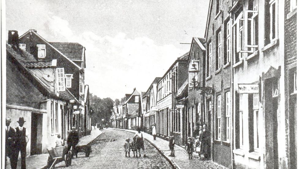 So sah die Wallstraße um 1926 aus. Das Foto wurde von der Osterstraße aus aufgenommen. Vorne rechts ist an dem Aushänger „Wolff und Wolff“ zu lesen. Foto: Sammlung Koord Thomsen