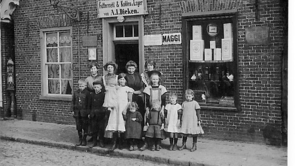 Das Foto zeigt den Colonialwarenladen Dieken in der Wallstraße 26. Foto: Frauengeschichtsarchiv: Elisabeth Janssen/Historisches Museum Aurich
