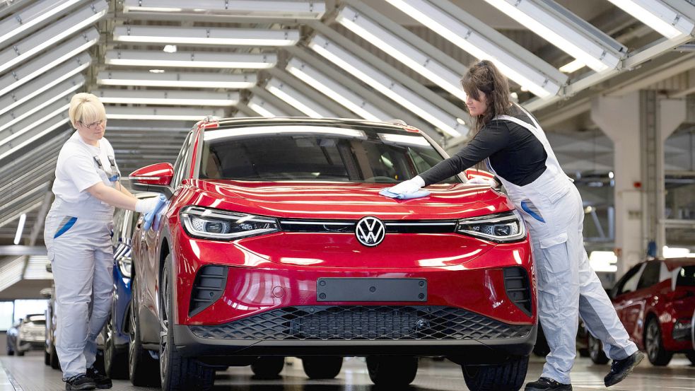 Produktion von Elektrofahrzeugen bei Volkswagen: Ob der radikale Umstieg auf die Elektromobilität gelingt, ist weiterhin offen. Foto: IMAGO/Teresa Kröger