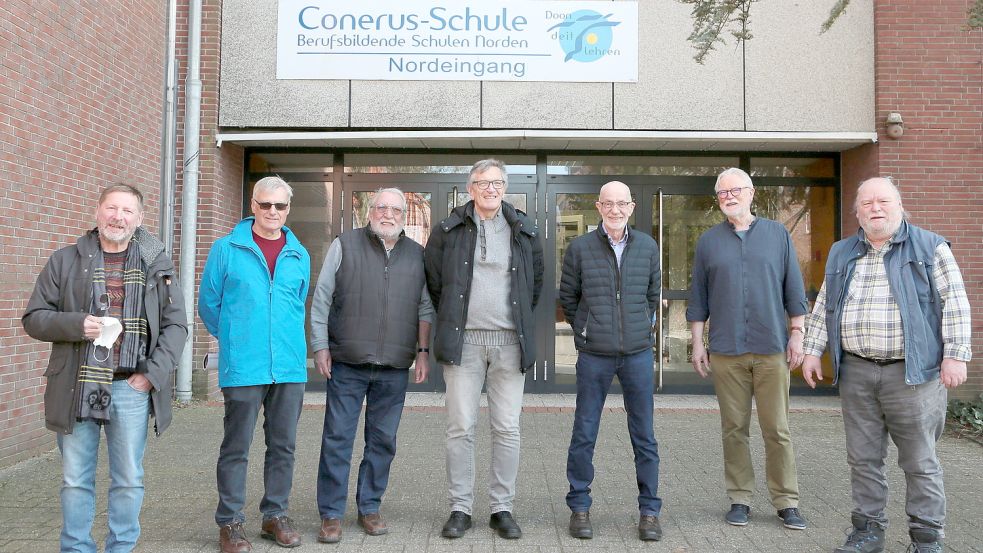 Egon Hinrichs (von links), Reinhard Büscher, Hermann Strohdiek, Heiner Breninck, Reinhold Janssen, Gerd Fabig und Hans-Gerd Wendt gehörten in Norden zu den ersten, die dank des BAföGs ihr Abitur nachholen konnten. Nun kamen sie erstmals wieder an ihrer alten Schule zusammen. Foto: Boki