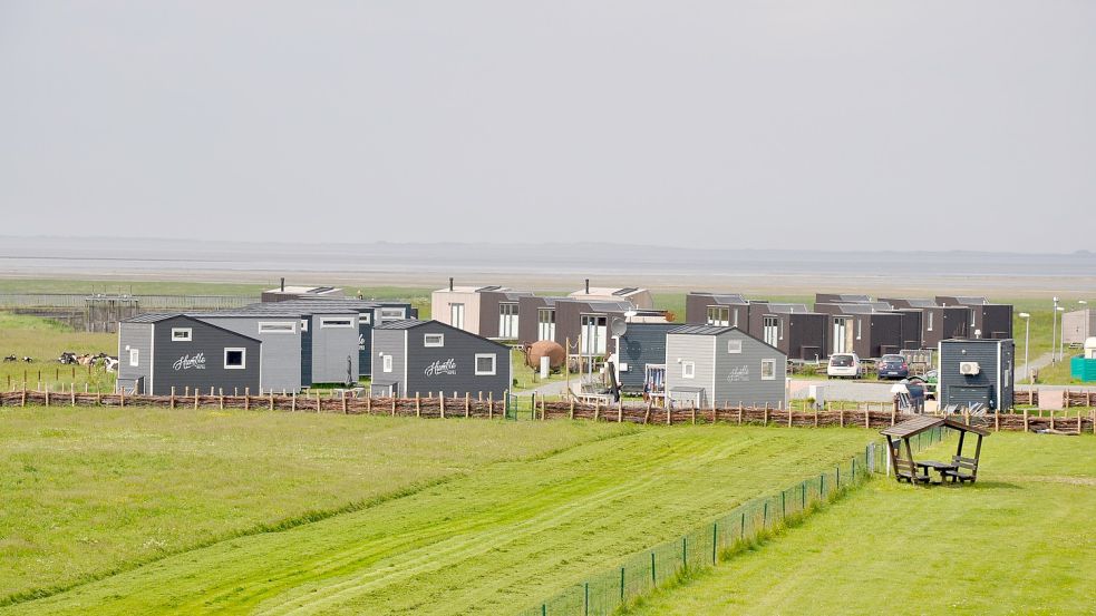 Das Tiny-House-Dorf auf dem Campingplatz Harlesiel bietet großen Urlaub auf kleinstem Raum in der Unterkunft, dafür viel Weite bei der Aussicht direkt aufs Meer. Foto: Ullrich