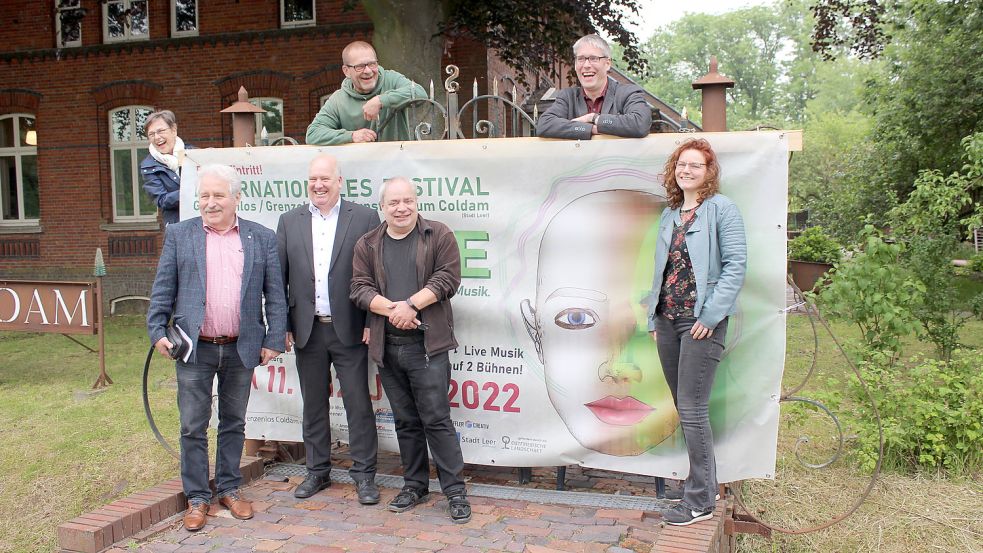 Das Bild zeigt Heike Alberty (Förderverein, oben von links), Vincent van Leeuwen (Kunstzentrum), Heiko Abbas (Bürgermeister der Stadt Weener) sowie Rico Mecklenburg (Präsident der Ostfriesischen Landschaft, unten von links), Claus-Peter Horst (Bürgermeister der Stadt Leer), Jens Scheffer (Wortmanufaktur Weener) sowie Gemma van Leeuwen (Kunstzentrum). Foto: privat