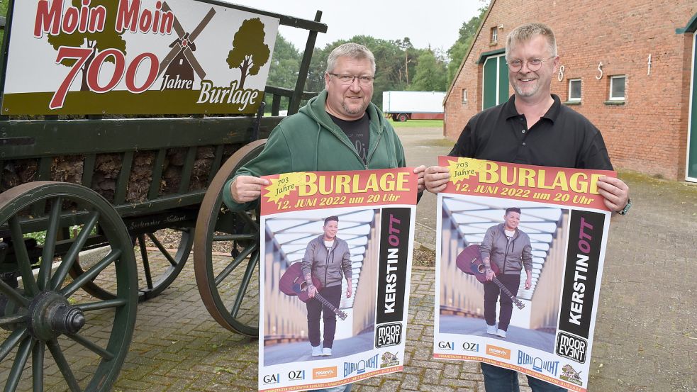 Freuen sich auf das Fest-Wochenende in Burlage: Schützenvereins-Vorsitzender Jürgen Buß (links) und Ortsbrandmeister Wolfgang Harms. Foto: Zein
