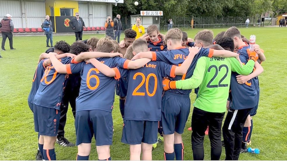 Die C-Junioren des JFV Leer sind letztlich Staffelmeister der zweigeteilten Bezirksliga geworden. Sie treten noch zu zwei Bezirksliga-Meisterspielen gegen die U14 des VfB Oldenburg an, sind aber schon in die Landesliga aufgestiegen. Foto: Privat