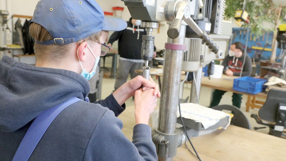 Werkstätten für Menschen mit Behinderung sind wichtige Zulieferer für die Industrie. Foto: Schackow/dpa