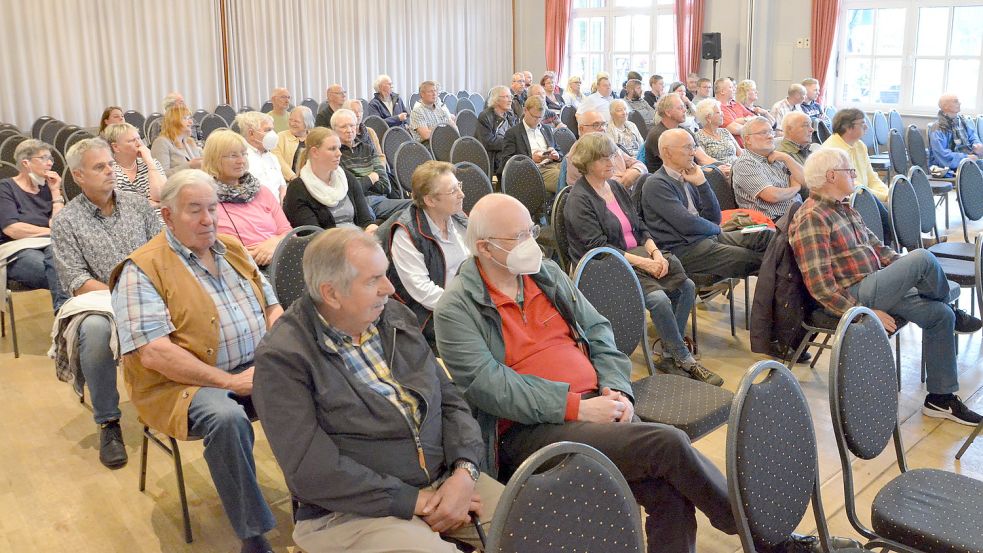 Rund 50 Besucher informierten sich am Mittwochabend und stellten Fragen. Fotos: Hillebrand