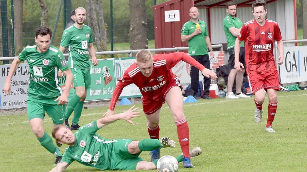 TuRa Westrhauderfehn (vorne, rotes Trikot: Frank Waden) verlor das Hinspiel gegen Bad Rothenfelde mit 0:2. Bei diesem Ergebnis am Sonntag wäre TuRa abgestiegen. Foto: Damm