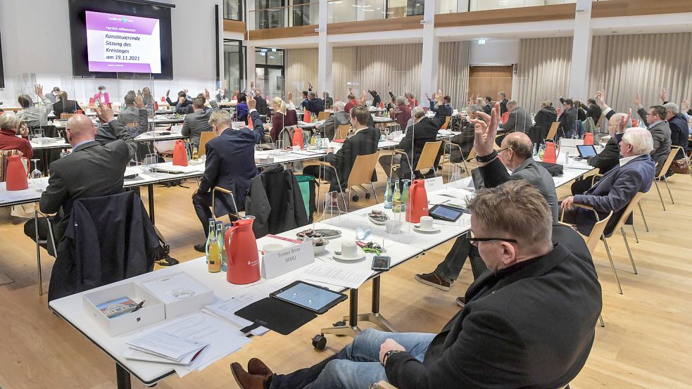 Am 19. November hat sich der Kreistag konstituiert (Foto). Nach nicht mal sieben Monaten gibt es wegen des Wechsels von Torsten Bruns (vorne) einige Umbesetzungen. Foto: Ortgies/Archiv