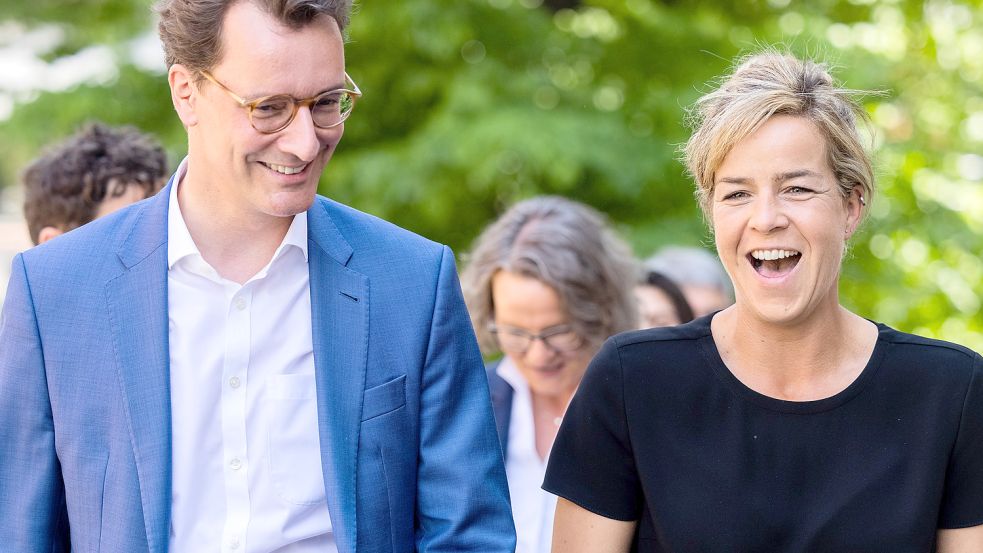 Wollen zusammen regieren: NRW-Ministerpräsident Hendrik Wüst und NRW-Grünenchefin Mona Neubaur. Foto: Vennenbernd/dpa