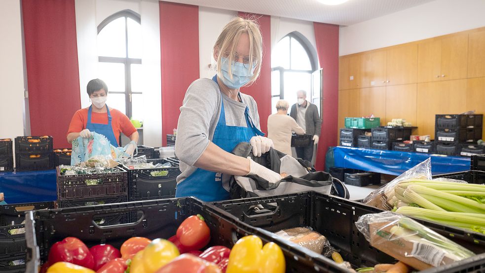 Eine Tafel-Ausgabestelle in Frankfurt. Immer mehr Menschen sind derzeit auf die Tafel angewiesen. Foto: dpa/Sebastian Gollnow