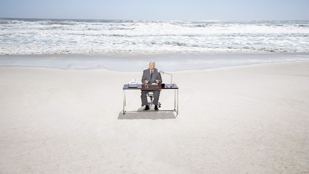 Die Mitarbeiter können theoretisch zwei Wochen an ihren Urlaub dran hängen und von ihrem Ferienort aus arbeiten. Foto: imago images/YAY Images (Symbolfoto)