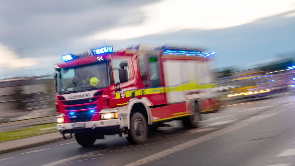 Rund 70 Einsatzkräfte haben das Feuer gelöscht. Foto: Mirgeler/dpa