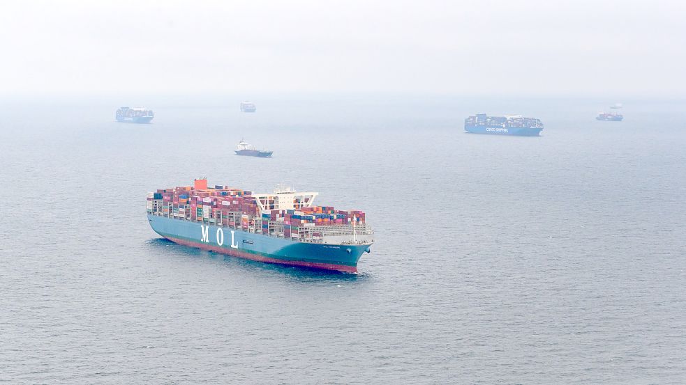 In der Deutschen Bucht warten die Containerschiffe auf ihre Abfertigung. Foto: dpa/Jonas Walzberg