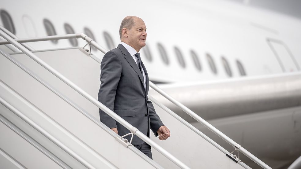Bundeskanzler Olaf Scholz (SPD) steigt am Sonnabend in Sofia aus dem Flugzeug. Bald könnte für den Regierungschef auch eine Reise nach Kiew auf dem Programm stehen. Foto: Kappeler/DPA