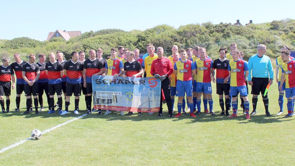 Vor dem freundschaftlichen Kräftemessen traten die Ostfriesland-Auswahl (links) und die Insel-Formation noch zu einem Gruppenbild an. Foto: Erdmann