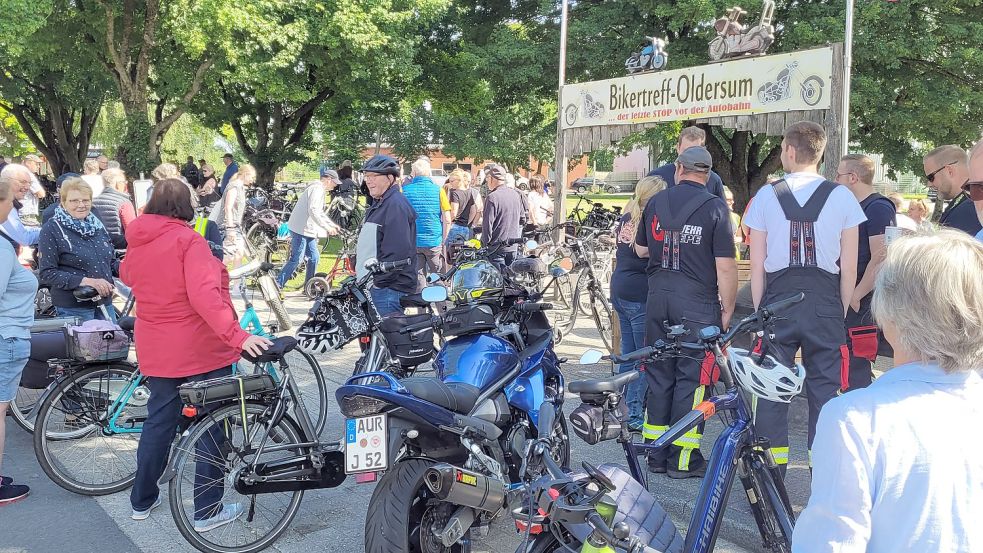 Rund 100 Teilnehmer demonstrieren für Radweg zwischen Oldersum und Simonswolde. Foto: Wolters