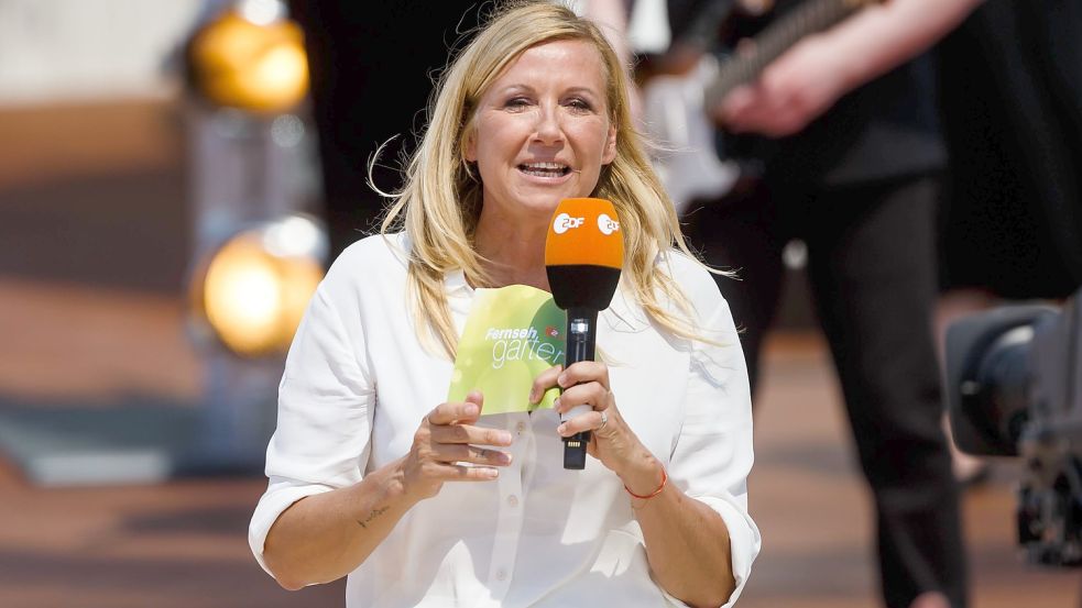 Andrea Kiewel moderiert den „Fernsehgarten“ Foto: imago images/Eibner