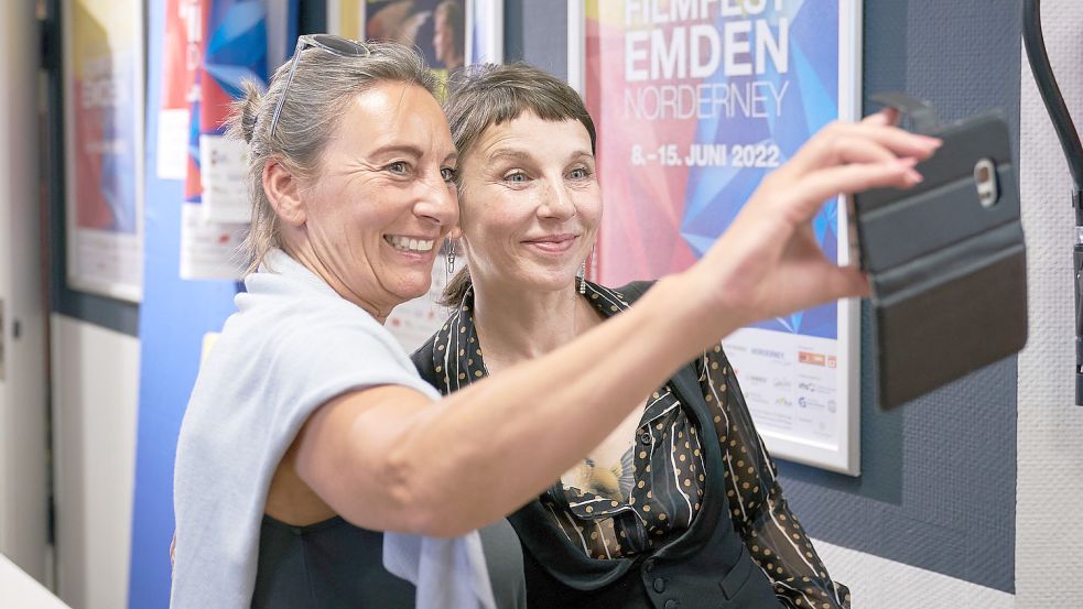 Selfie mit einer markanten Persönlichkeit des deutschen Films: Die Emderin Marion Avino (links) lichtete sich nach dem Tee-Film im Emder VHS-Forum mit der Schauspielerin Meret Becker ab. Foto: E. Weerts
