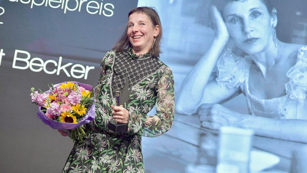Meret Becker nahm freudestrahlend den Emder Schauspielpreis entgegen. Foto: Ortgies