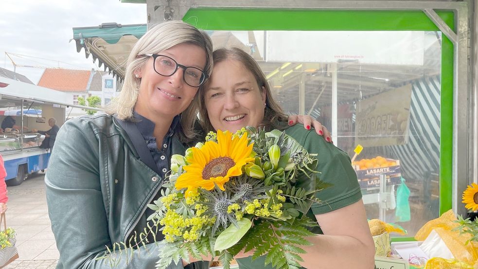 Das Verhältnis zwischen Beschickern und der Marktmeisterin auf dem Auricher Markt ist herzlich. Die Aufnahme entstand am Freitag, als Marktmeisterin Marina Willms-Bürger (links) die Händlerin Heike Polmann verabschiedet hat. Foto: Boschbach