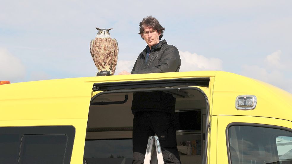 Helmut Pieper hat sich einen ausgemusterten Krankenwagen gekauft, den er für den Einsatz an kalten Wintermorgenden hergerichtet und ausgestattet hat. Foto: Kiefer