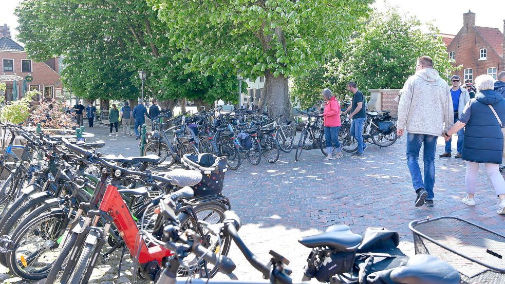 Alles voller Fahrräder, wie hier im vergangenen Jahr? Das möchte man künftig in Greetsiel nicht mehr erleben. Foto: Wagenaar/Archiv