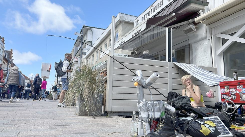 Cookie (33) hat ihr Lager vor einem leerstehenden Haus in der Friedrichstraße aufgeschlagen. Sie möchte bis August hier bleiben. Foto: Lea Pischel