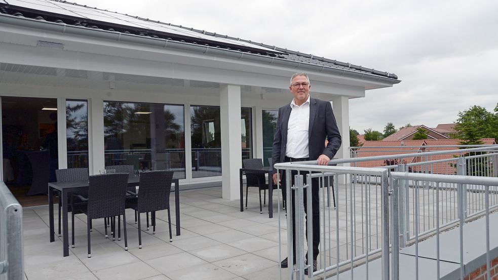Geschäftsführer Christoph Leßnig auf der Dachterrasse, die der Tagespflege zur Verfügung steht. Foto: Lüppen