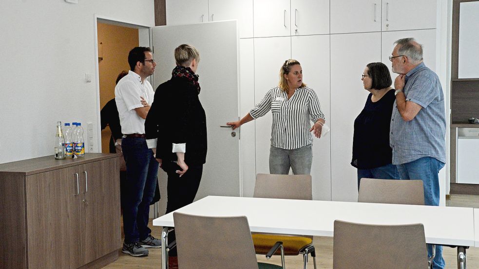 Pflegedienstleiterin Anika Kalosa führte Besucher am Freitag durch die Räume. Foto: Lüppen
