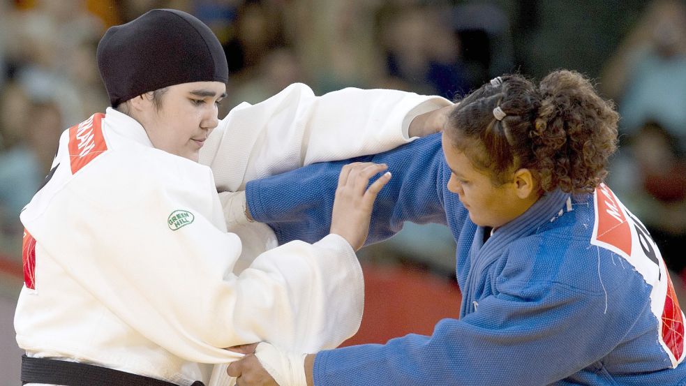 Diskussionen um das Tragen eines Kopftuches gab es 2012 auch bei den Olympischen Spielen. Am Ende durfte Judo-Sportlerin Wojdan Shaherkani aus Saudi-Arabien (links) in London mit ihrem religiösen Kopftuch antreten. Archivfoto: Imago