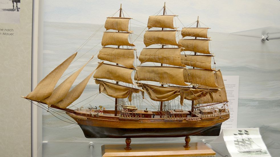 Dieses Modell eines Tee-Fracht-Segelschiffs – auch Klipper genannt – steht im Bünting-Teemuseum in Leer. Foto: Hoppe