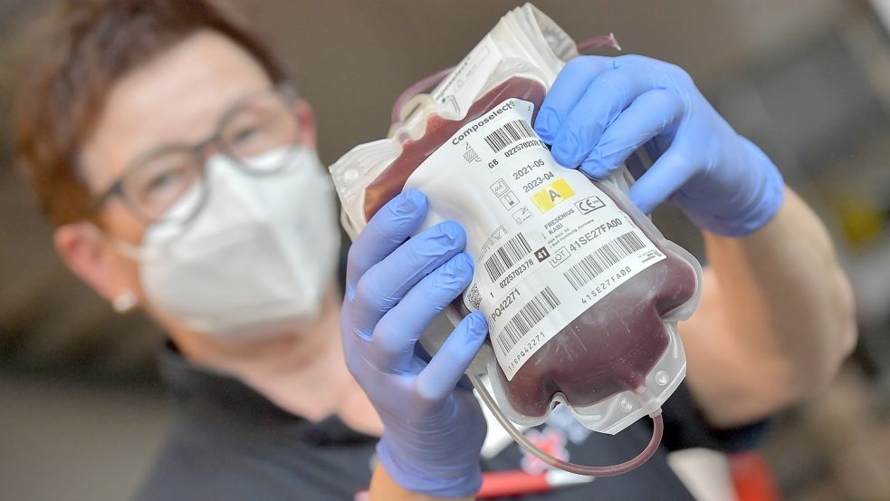 Teamleiterin Brigitte Kunert vom DRK-Blutspendedienst zeigt einen Beutel mit 500 Milliliter Blut. Foto: Ortgies