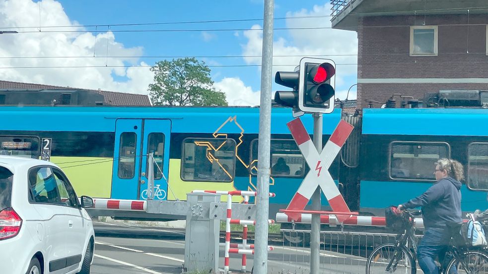 Am Bahnübergang in der Bremer Straße kommt es nahezu täglich zu langen Staus. Foto: Kierstein