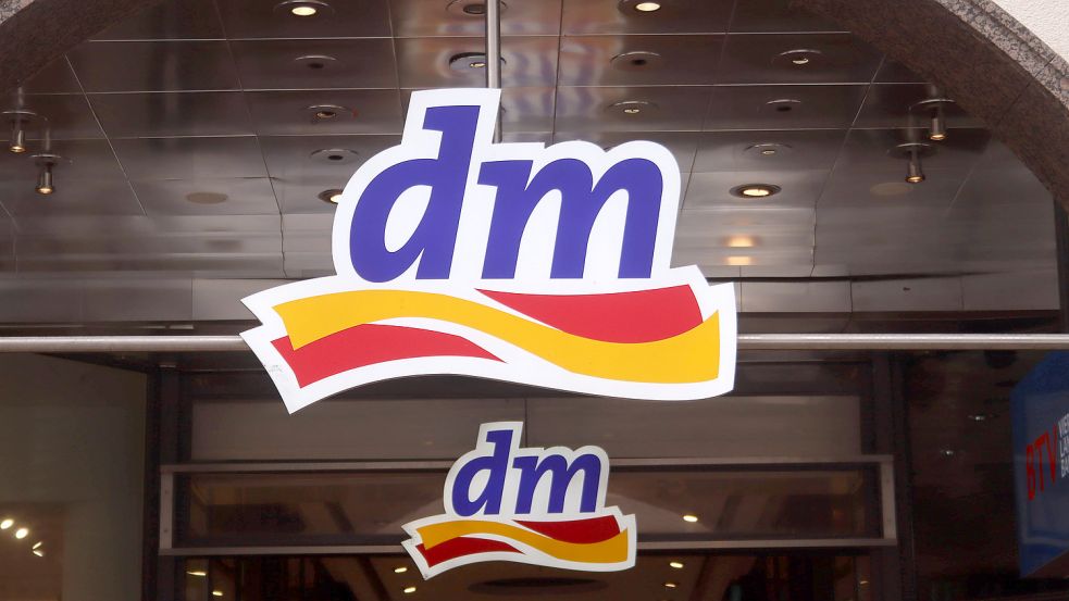 München, Bayern, Deutschland 13. Juni 2022: Landeshauptstadt München. Hier ein Symbolbild der Firma dm, Logo *** Munich, Foto: www.imago-images.de