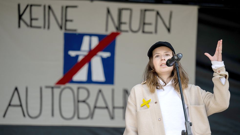 Klimaschutzaktivistin Luisa Neubauer spricht auf einer Kundgebung von BUND und Fridays for Future gegen den Bau der A20 in Niedersachsen und Schleswig-Holstein vor dem Bundesverwaltungsgericht in Leipzig. Foto: dpa/Hendrik Schmidt