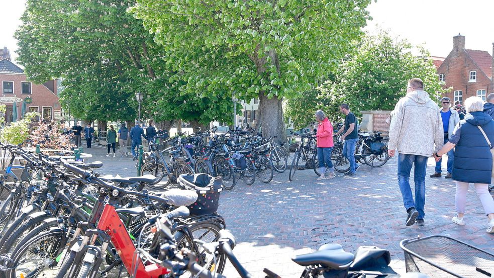 Einen mit Rädern vollgestellten Marktplatz wollen die wenigsten Greetsieler. Doch noch steht nicht fest, ob neue Stellplätze im Ortskern geschaffen werden – oder Fahrräder gar möglichst ganz verbannt werden sollen. Foto: Wagenaar/Archiv