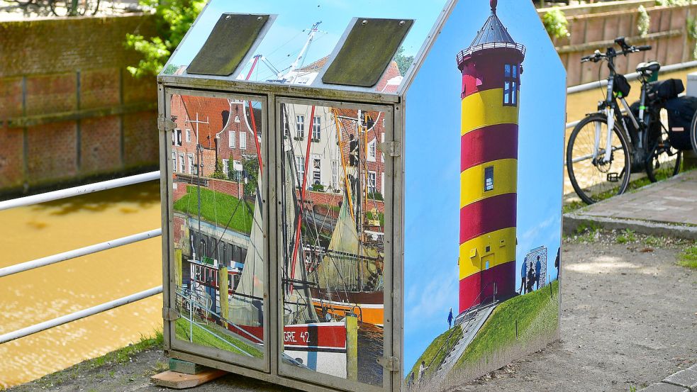 Werden wohlaus dem Ortskern weichen müssen: Die Müllsammelbehälter mit Krummhörner Motiven. Foto: Wagenaar